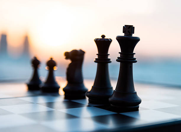 jogo de xadrez - chess defending chess piece chess board - fotografias e filmes do acervo