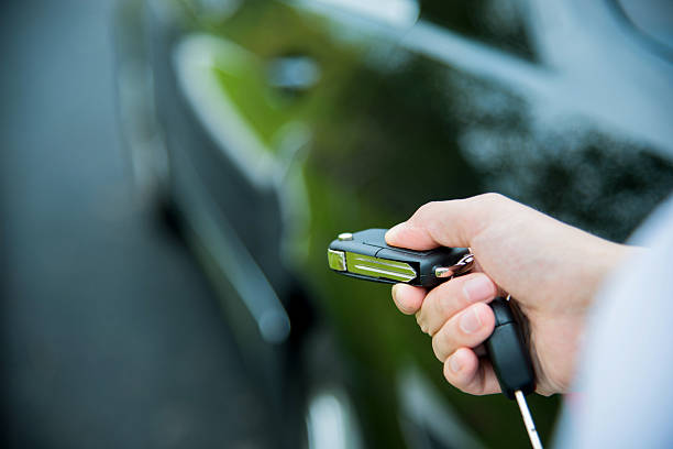женщина руку unlocking автомобиля - car car door car key door стоковые фото и изображения