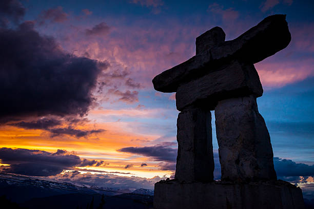 inukshuk au sommet de la montagne au coucher du soleil. - canadian culture inukshuk mountain whistler photos et images de collection