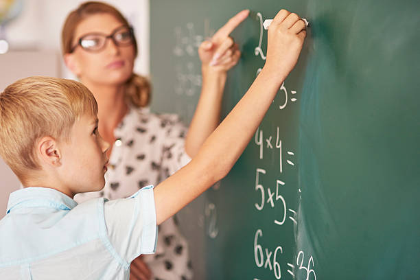 professor tentando ajudar o garoto a entender a matemática - blackboard professor expertise child - fotografias e filmes do acervo