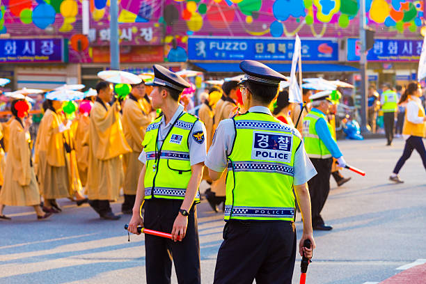 uniforme de la policía coreana respalda protesta callejera - protest editorial people travel locations fotografías e imágenes de stock