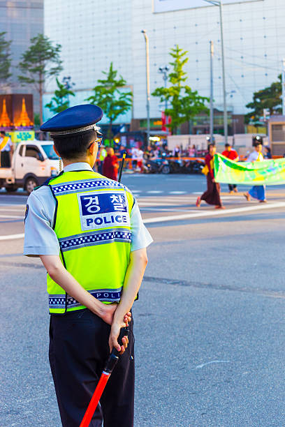 policía coreano policía retaguardia dirigiendo el tráfico - protest editorial people travel locations fotografías e imágenes de stock