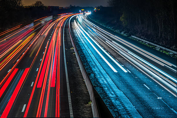 vista noturna da uk motorway highway - traffic movement - fotografias e filmes do acervo