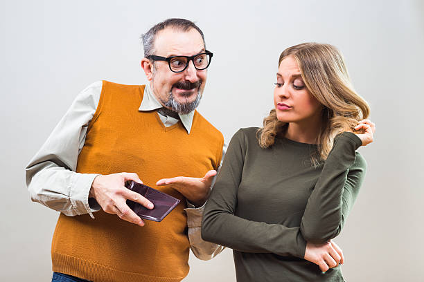 nerdy mann versucht, frau mit seinem reichtum zu beeindrucken - wallet couple stock-fotos und bilder