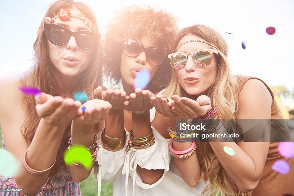 Fille souffle des pièces en confettis - Photo de Vallée de Coachella libre de droits