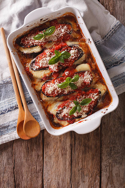 aubergine italienne cuite à la mozzarella dans de la sauce tomate - eggplant cheese mozzarella italian cuisine photos et images de collection
