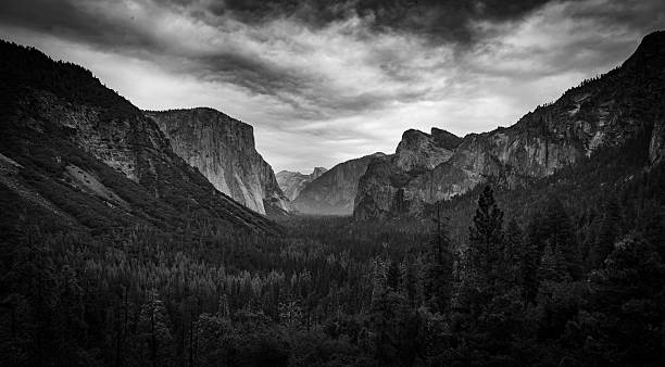 istock Yosemite Valley from Tunnel View 636306120