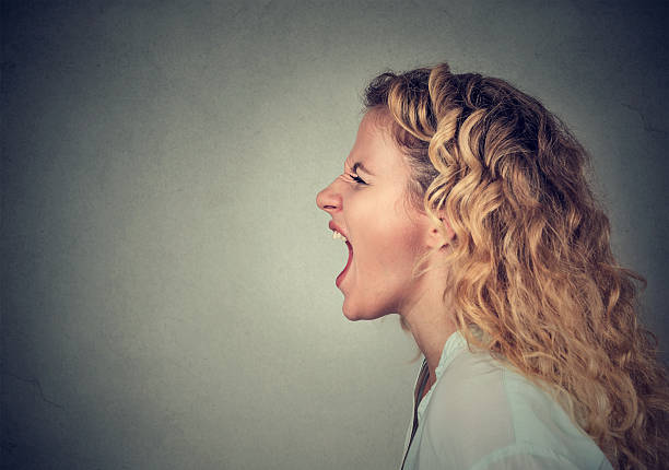 femme en colère screaming - screaming shouting women human mouth photos et images de collection