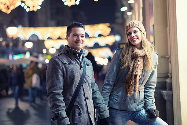 istock Couple window shopping outdoors 636313522