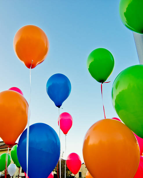 ballons colorés dans le ciel bleu - balloon moving up child flying photos et images de collection