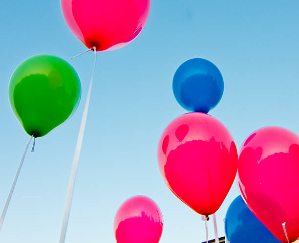 ballons colorés dans le ciel bleu - balloon moving up child flying photos et images de collection