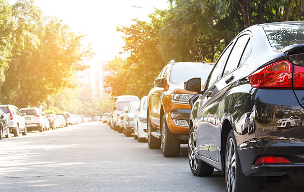 черная парковка автомобиля в очереди на открытом воздухе - parking стоковые фото и изображения