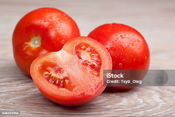 Nahaufnahme Frischer Tomaten In Tropfen Wasser Auf Holzbrett Stockfoto und mehr Bilder von Tomate