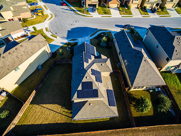 郊外テキサスホームズ屋上ソーラーパネル - aerial view suburb housing development texas ストックフォトと画像