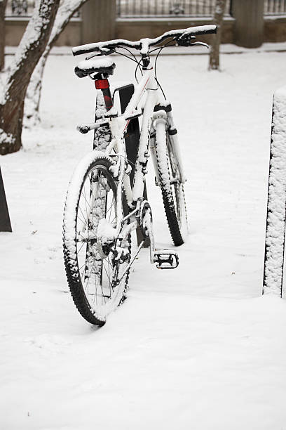 istock Bicycle with a thick snow in a winter day 636323796