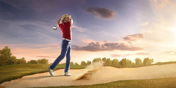 golfe: homem jogando golfe em um campo de golfe - traditional sport sports flag golf flag golf - fotografias e filmes do acervo