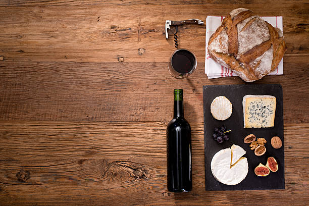 上記ビューフラットレイ品揃えチーズとワイン木製テーブルコピースペース - walnut bread ストックフォトと画像