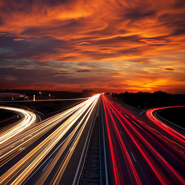 geschwindigkeitsverkehr bei sundown time - leichte wege auf der autobahn - traffic urban scene city nature stock-fotos und bilder