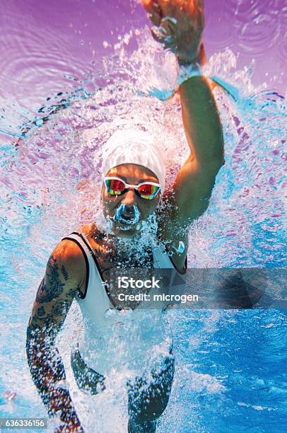 Schwimmen Freestyle Unterwasserschuss Stockfoto und mehr Bilder von Schwimmen - Schwimmen, Aktiver Lebensstil, Aktivitäten und Sport