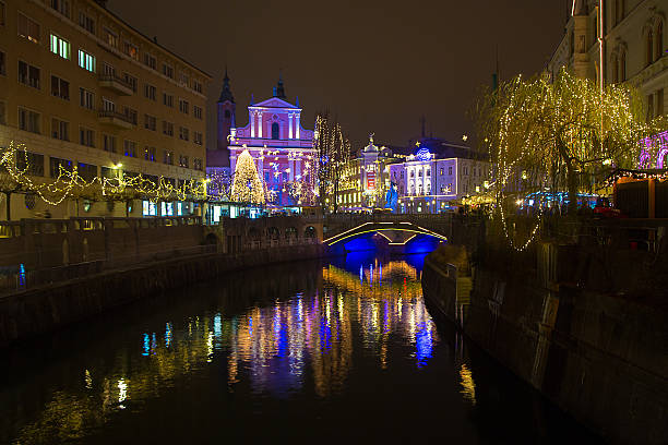 reflex of ljubljana on the surface of the river ljubljanica - ljubljana december winter christmas imagens e fotografias de stock