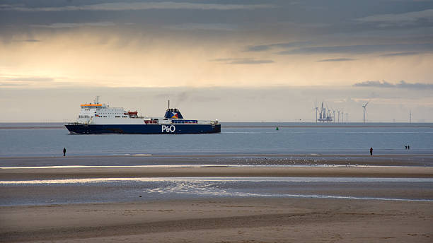 クロスビー・サンズの別の場所での夕日 - liverpool western europe northwest england port of liverpool ストックフォトと画像