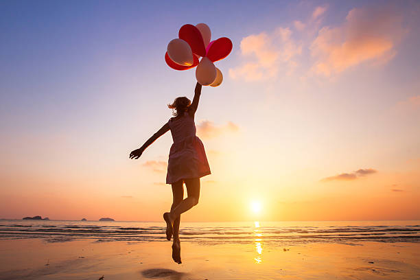 imaginación, chica feliz volando en globos multicolores, soñador - soñar fotografías e imágenes de stock