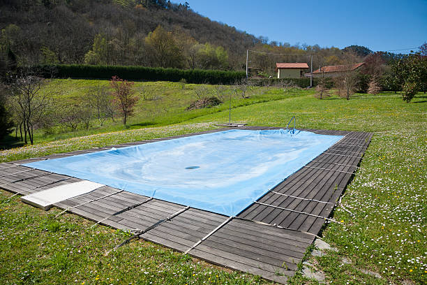 piscine fermée dans prairie verdoyante - Photo