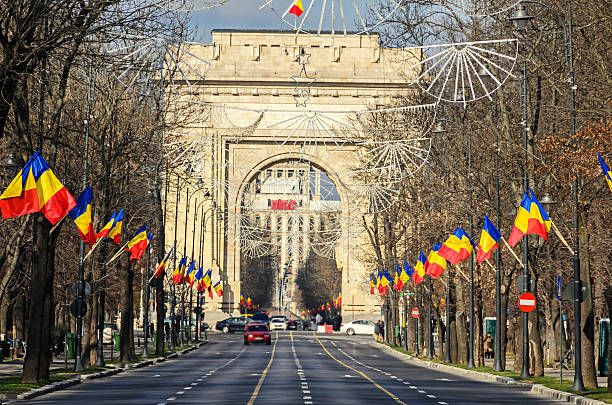 der triumphbogen (arcul de triumf) aus bukarest rumänien - rumänien stock-fotos und bilder