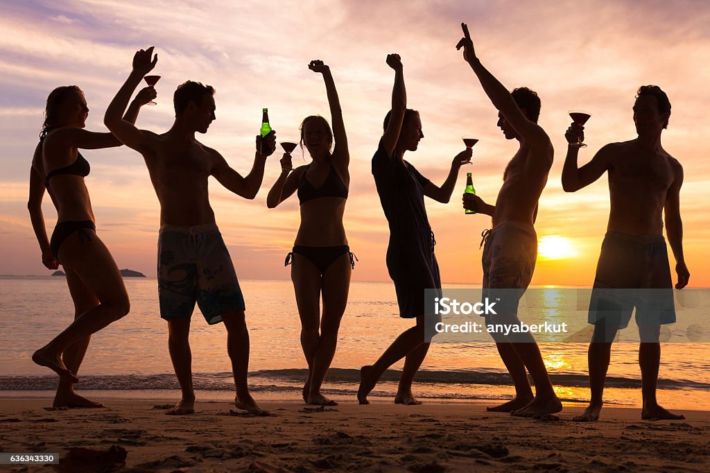 festa na praia, grupo de jovens dançando, amigos - Foto de stock de Praia royalty-free