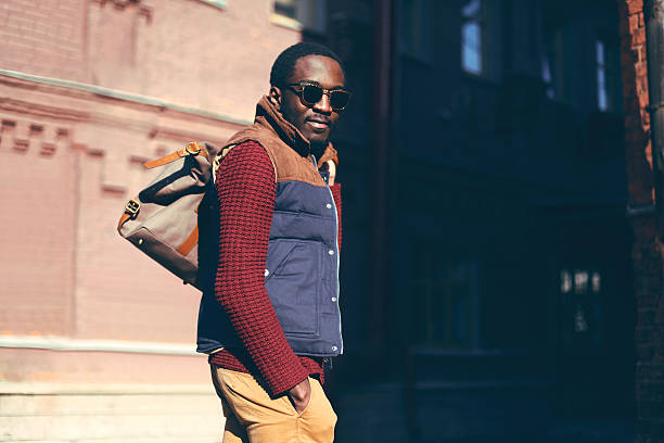 retrato de moda elegante hombre africano usando bolso en la ciudad de la noche - cardigan men african ethnicity african descent fotografías e imágenes de stock