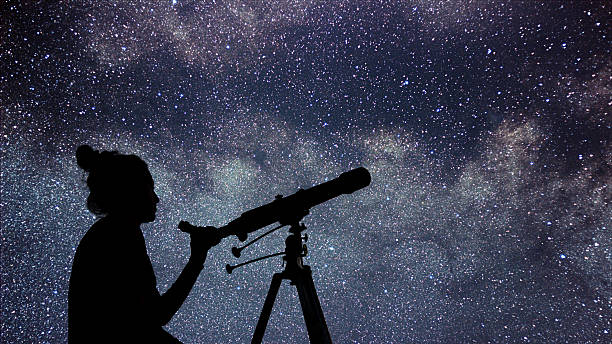 mulher com telescópio observando as estrelas. céu noturno de mulher observadora de estrelas - telescópio astronômico - fotografias e filmes do acervo