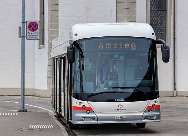 autobús de hess en fluelen, suiza - public transportation winter bus front view fotografías e imágenes de stock