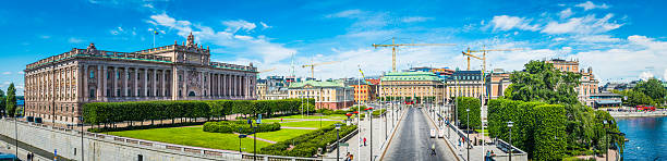 parlement de stockholm riksdagshuset surplombant le riksplan et le panorama au bord de l’eau suède - norrbro photos et images de collection