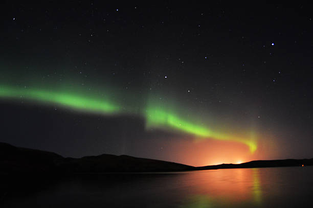 northern lights and stars on shetland islands - shetlandeilanden stockfoto's en -beelden