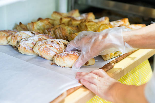 パン屋で働く日本の女性パン屋 - パン職人　日本 ストックフォトと画像