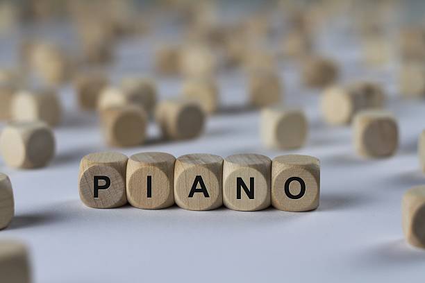 фортепиано - куб с буквами, знак с деревянными кубиками - pianissimo стоковые фото и изображения