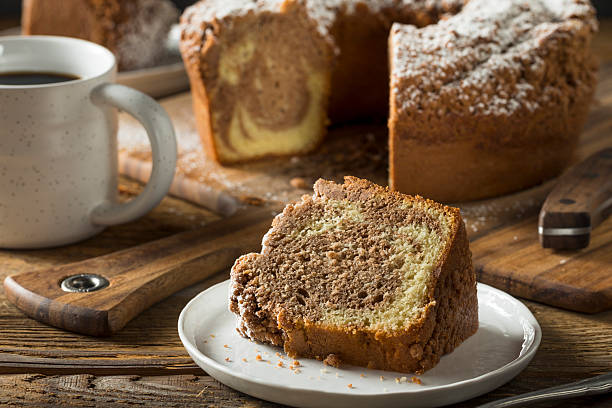 torta al caffè alla cannella fatta in casa - coffee cake foto e immagini stock