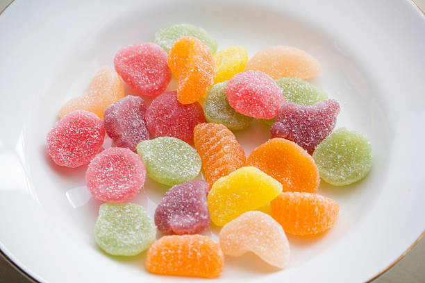 bonbons gommeux aux fruits sur assiette blanche - gum drop copy space sweet food gelatin dessert photos et images de collection