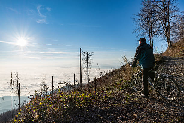 rowerzysta z rowerem górskim, park campo dei fiori varese, włochy - eco turism zdjęcia i obrazy z banku zdjęć