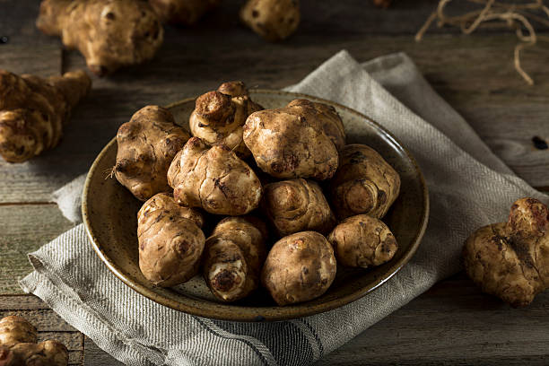 sunchokes de alcachofa de jerusalén orgánicas crudas - inulin fotografías e imágenes de stock