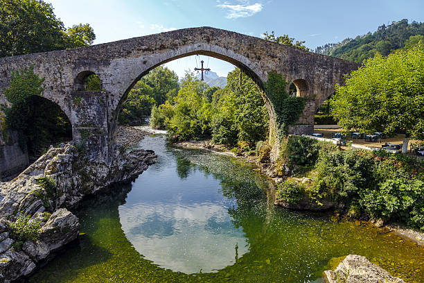 puente de piedra romano en cangas de onís  - asturiana fotografías e imágenes de stock