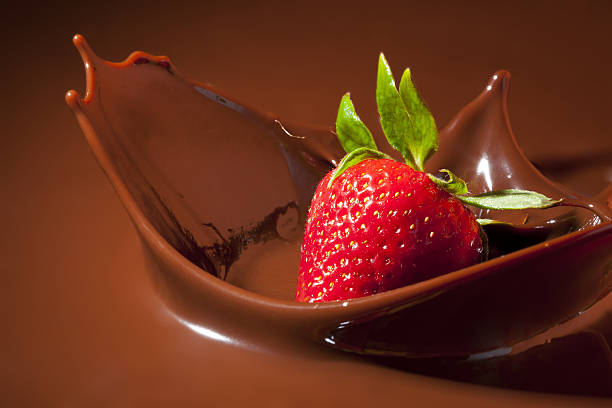 spruzzi di fragole nel cioccolato al latte - chocolate dipped foto e immagini stock
