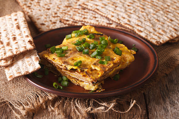 żydowski omlet: matzah brei z zieloną cebulą z bliska. poziomy - matzo passover cracker judaism zdjęcia i obrazy z banku zdjęć