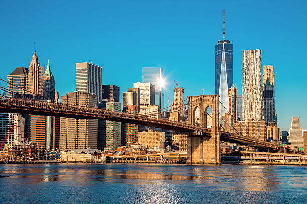 famoso horizonte del centro de la ciudad de nueva york a primera hora de la mañana - brooklyn bridge new york city brooklyn bridge fotografías e imágenes de stock