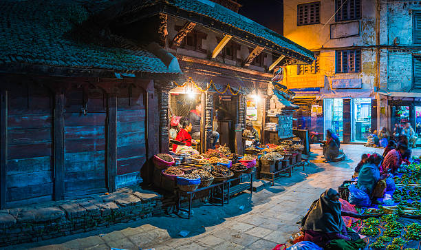 katmandú cálidamente iluminado vendedores de especias del mercado nocturno durbar square nepal - nepalese culture nepal kathmandu bagmati fotografías e imágenes de stock