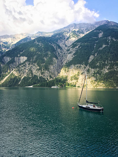 widok na jezioro w alpach brandenberger - wanderurlaub zdjęcia i obrazy z banku zdjęć