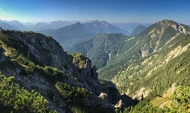 вид на баварские альпы - wanderurlaub стоковые фото и изображения