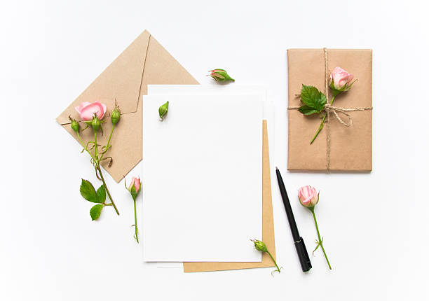 lettera, busta e regalo con rose. concetto di vacanza, vista dall'alto - greeting card envelope letter pink foto e immagini stock
