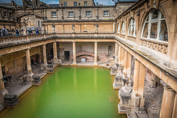 ancien bain romain à bath spa angleterre - bath england photos et images de collection