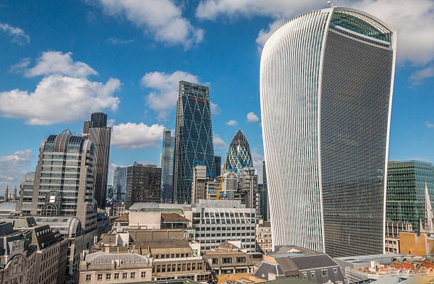 le walkie talkie building à londres en angleterre - fenchurch street photos et images de collection